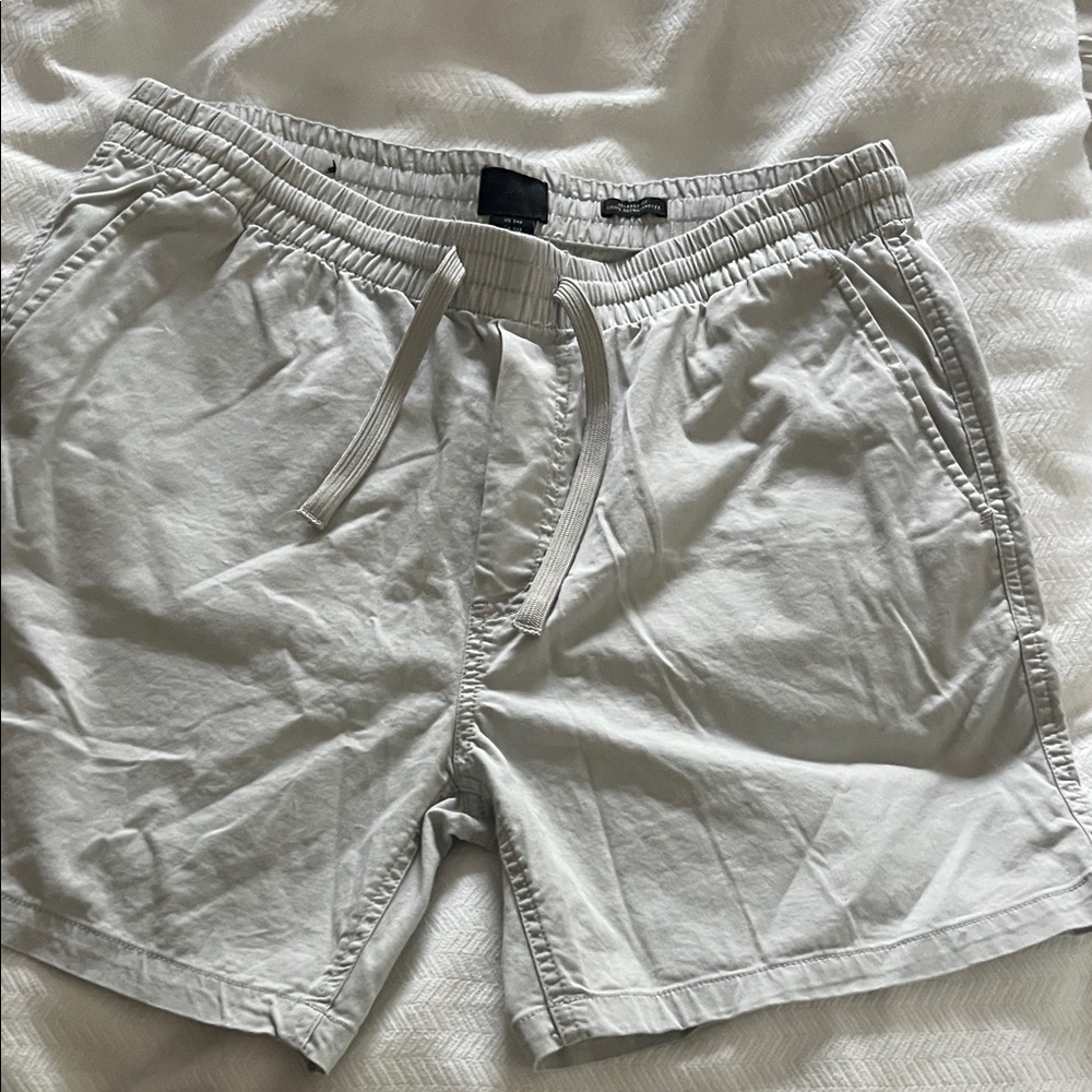 H&M Light Gray Men’s Drawstring Relaxed Fit Athletic Shorts